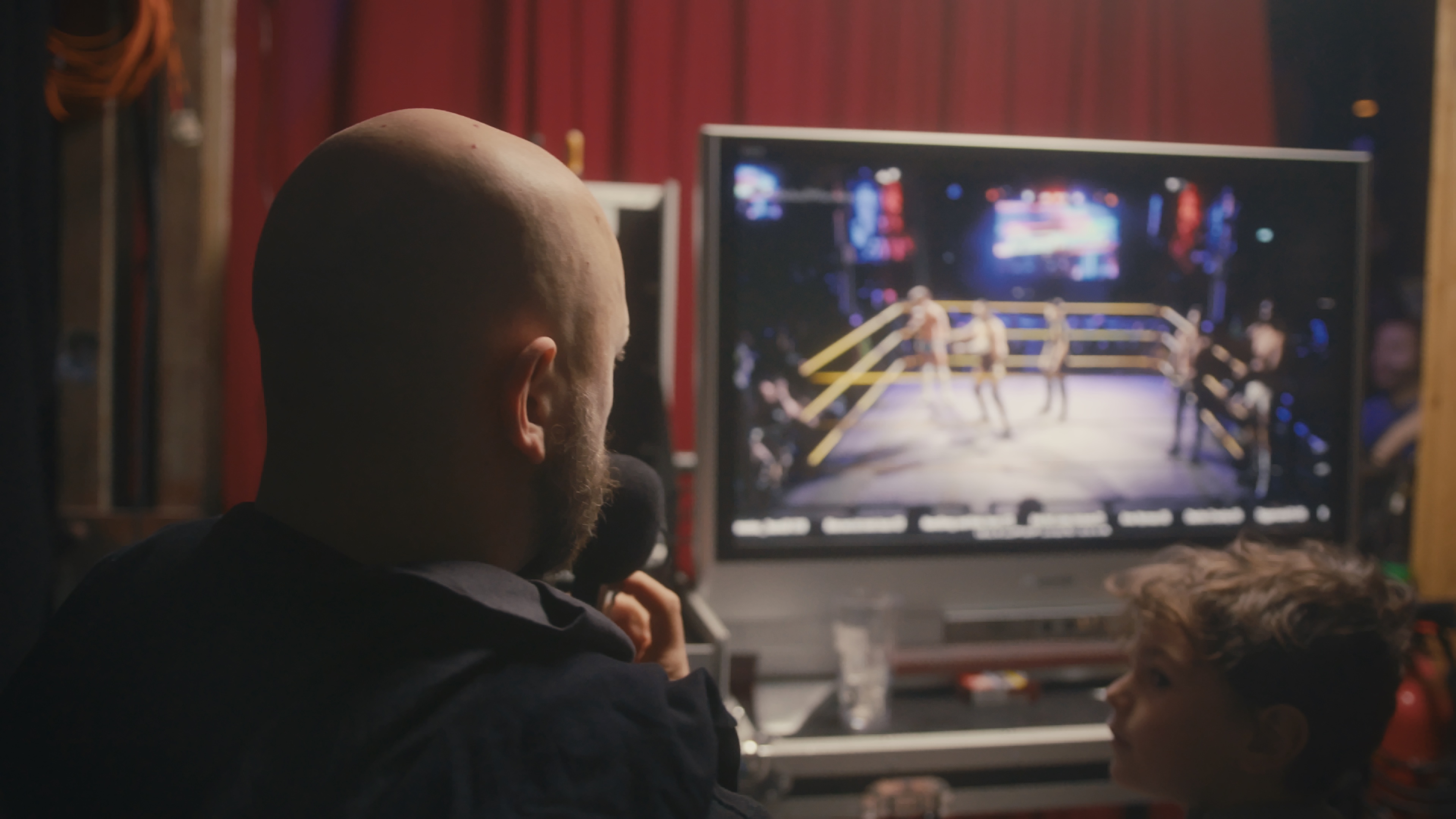 Ahmed Chaer bei der Produktion, Blick auf den Monitor mit dem Wrestling-Ring